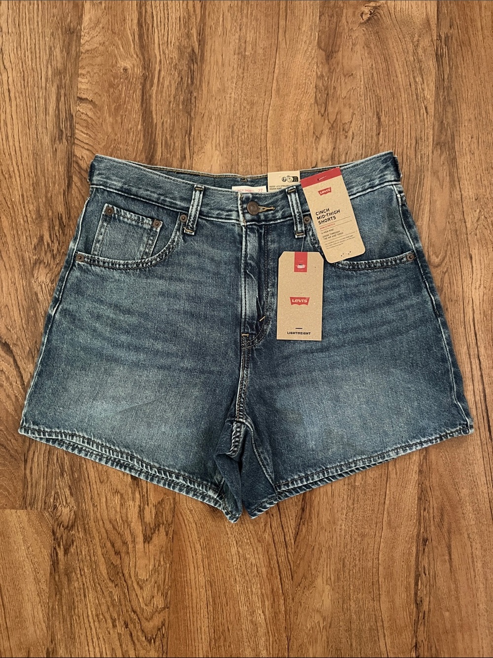 NWT Levi’s Cinch Mid-Thigh Shorts